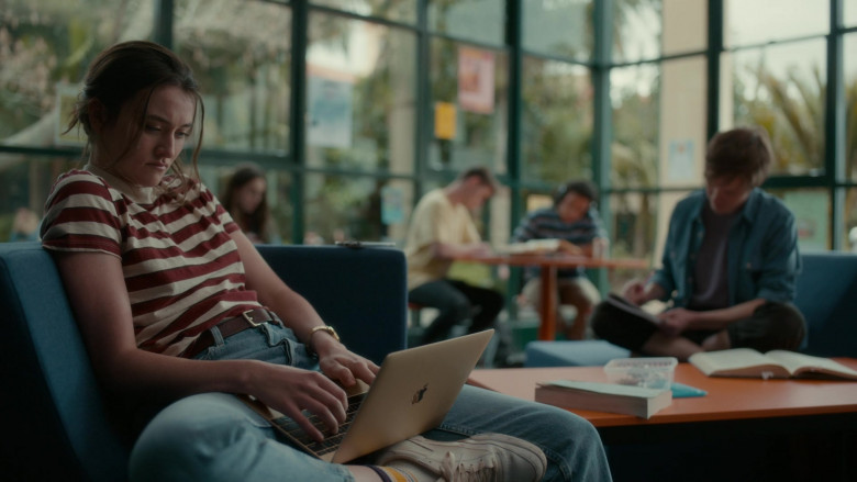 Apple MacBook Laptop of Sarah Pidgeon as Leah Rilke in The Wilds S01E01 (1)