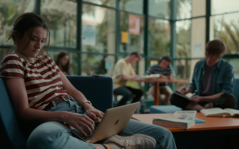 Apple MacBook Laptop of Sarah Pidgeon as Leah Rilke in The Wilds S01E01 (1)