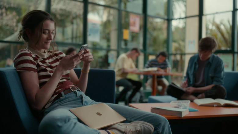 Apple MacBook Laptop of Sarah Pidgeon as Leah Rilke in The Wilds S01E01 (2)