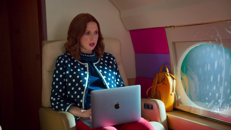 Apple MacBook Pro Laptop of Ellie Kemper in Unbreakable Kimmy Schmidt (2)