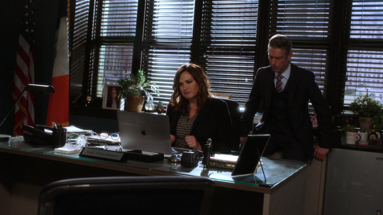 Apple MacBook Pro Laptop of Mariska Hargitay as Olivia in Law & Order Special Victims Unit S22E03 (2)
