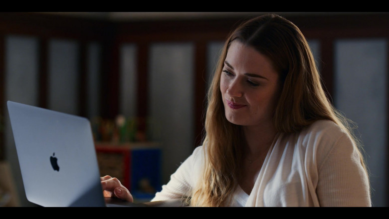 Apple MacBook Pro Laptop of Nike Jacket of Alexandra Breckenridge as Melinda ‘Mel' Monroe in Virgin River S02E05 (1)