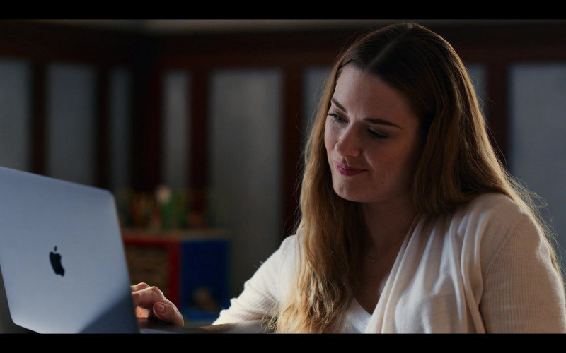 Apple MacBook Pro Laptop of Nike Jacket of Alexandra Breckenridge as Melinda ‘Mel' Monroe in Virgin River S02E05 (1)