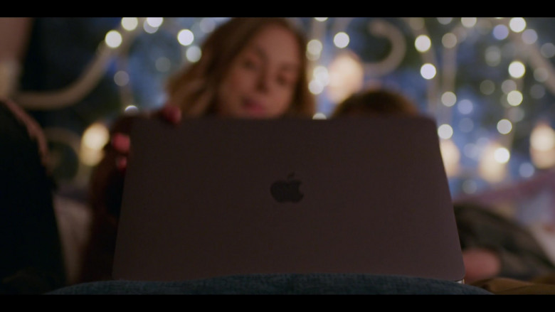 Apple MacBook Pro Laptop of Sarah Dugdale as Lizzie in Virgin River S02E08 TV Show (1)