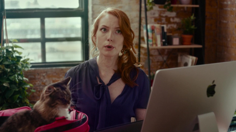 Apple iMac Computer Used by Alicia Witt as Wren Cosgrove in Modern Persuasion (2)