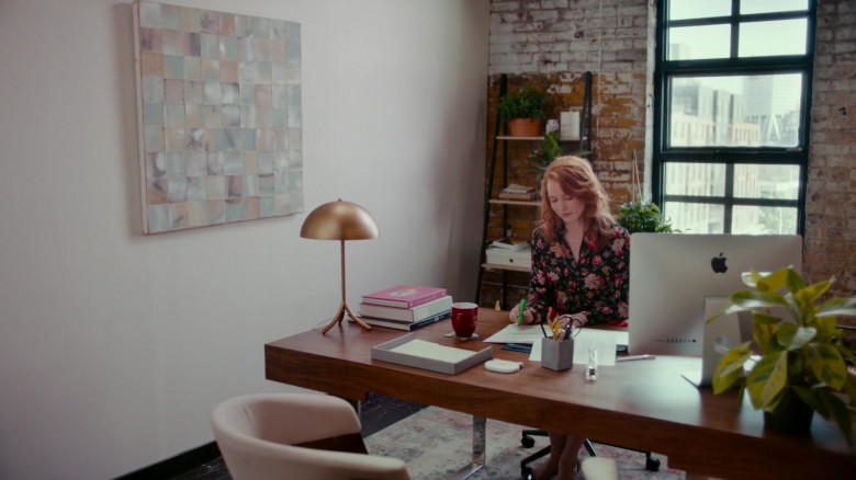 Apple iMac Computer Used by Alicia Witt as Wren Cosgrove in Modern Persuasion (4)