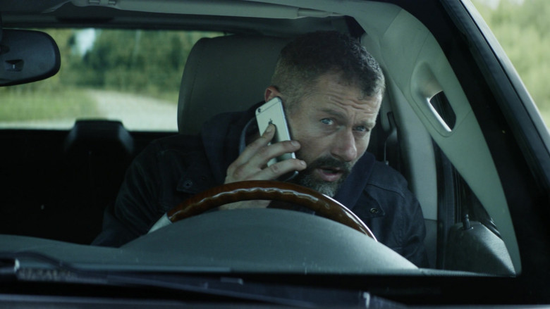 Apple iPhone Smartphone of James Badge Dale as James Lasombra in The Empty Man (1)