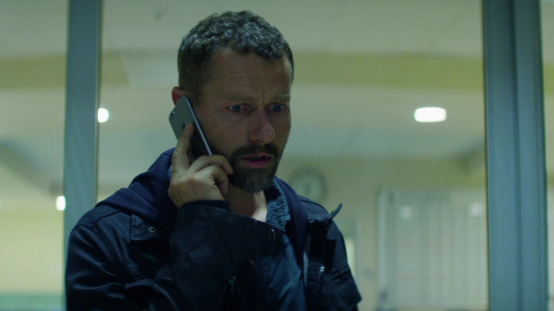 Apple iPhone Smartphone of James Badge Dale as James Lasombra in The Empty Man (2)