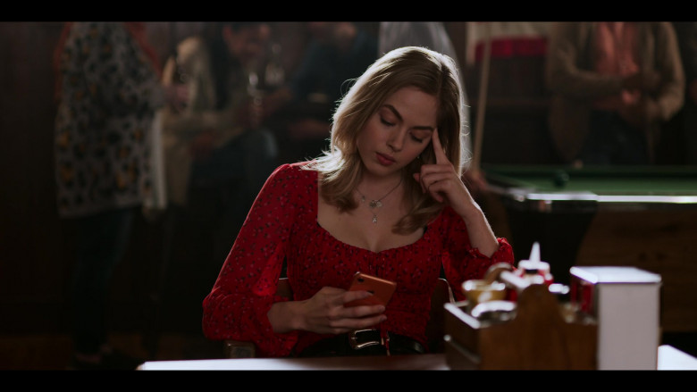 Apple iPhone Smartphone of Sarah Dugdale as Lizzie in Virgin River S02E03 (1)