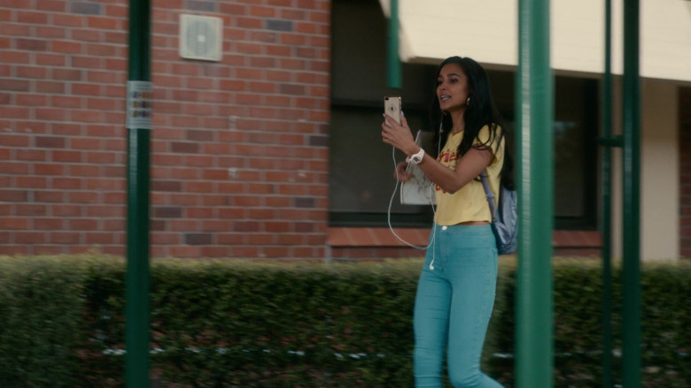 Apple iPhone Smartphone of Sophia Taylor Ali as Fatin Jadmani in The Wilds S01E01 Day One (2020)