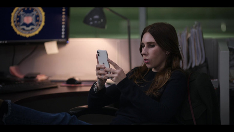 Apple iPhone Smartphone of Zosia Mamet as Annie in The Flight Attendant S01E08 Arrivals and Departures (2020)