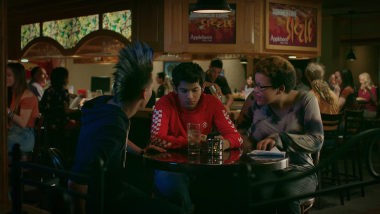 Applebee's Grill & Bar Restaurant in Cobra Kai S02E01 (2)