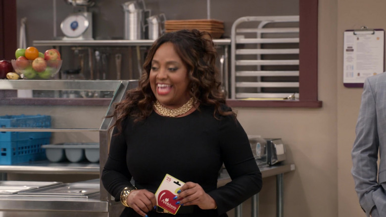 Applebee's Restaurant Gift Card Held by Sherri Shepherd as Paula Madison in Mr. Iglesias S03E03 (1)