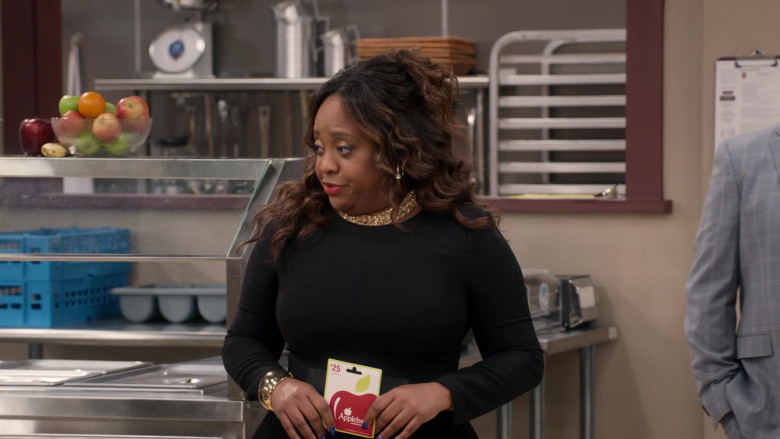 Applebee's Restaurant Gift Card Held by Sherri Shepherd as Paula Madison in Mr. Iglesias S03E03 (2)