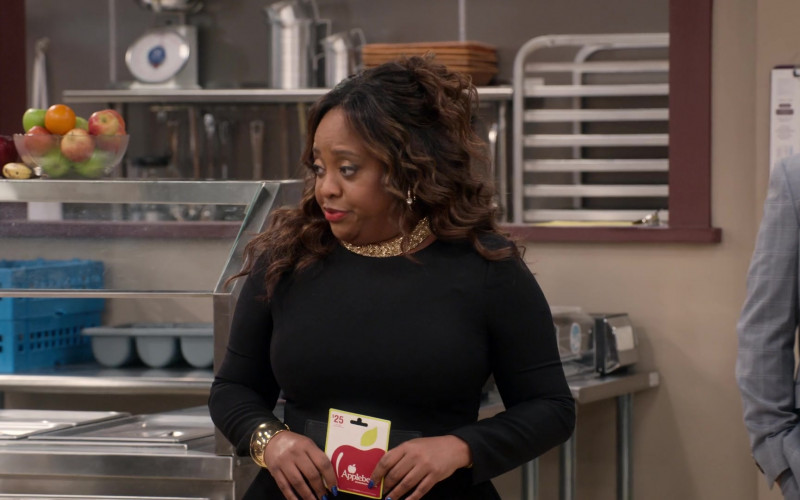 Applebee’s Restaurant Gift Card Held by Sherri Shepherd as Paula Madison in Mr. Iglesias S03E03 (2)