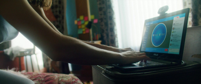 Asus Laptop of Alexandra Daddario as May in Songbird (2)