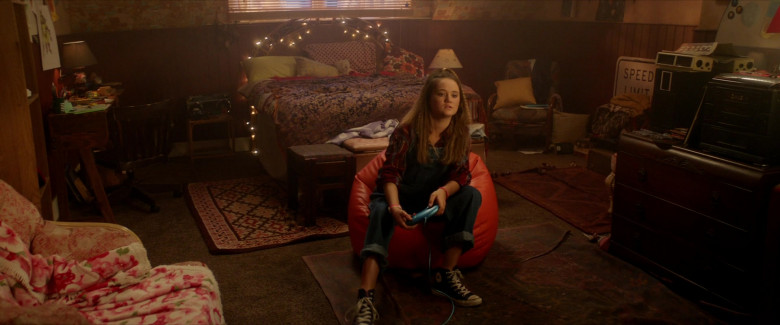 Converse HiTop Sneakers of Isabelle Allen as Sarah in Max Cloud (3)