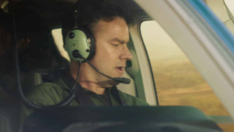 David Clark Aviation Headset in Professionals S01E07 The Hunted (2020)