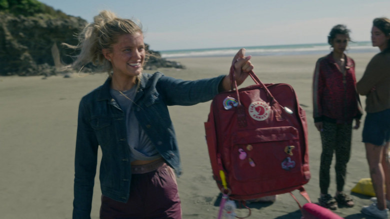 Fjallraven Kanken Red Backpack in The Wilds S01E07 Day Fifteen (1)