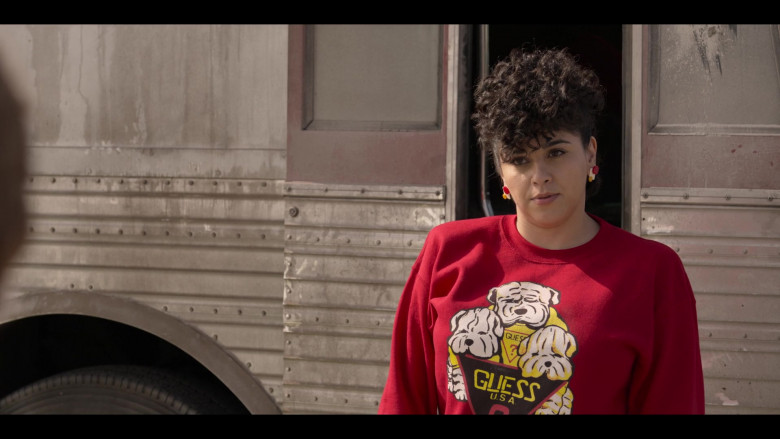 Guess Red Sweatshirt Outfit of Noemi Gonzalez as Suzette Quintanilla in Selena The Series S01E04 (1)