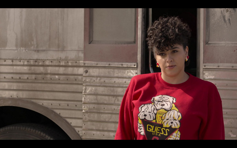 Guess Red Sweatshirt Outfit of Noemi Gonzalez as Suzette Quintanilla in Selena The Series S01E04 (1)