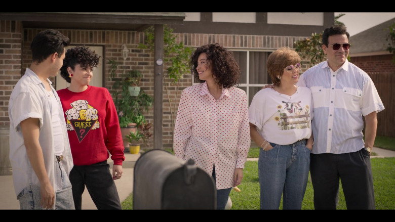 Guess Red Sweatshirt Outfit of Noemi Gonzalez as Suzette Quintanilla in Selena The Series S01E04 (2)