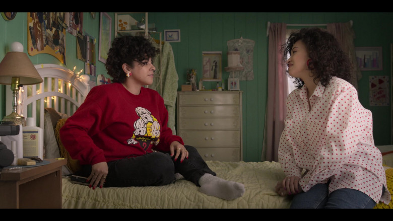 Guess Red Sweatshirt Outfit of Noemi Gonzalez as Suzette Quintanilla in Selena The Series S01E04 (3)