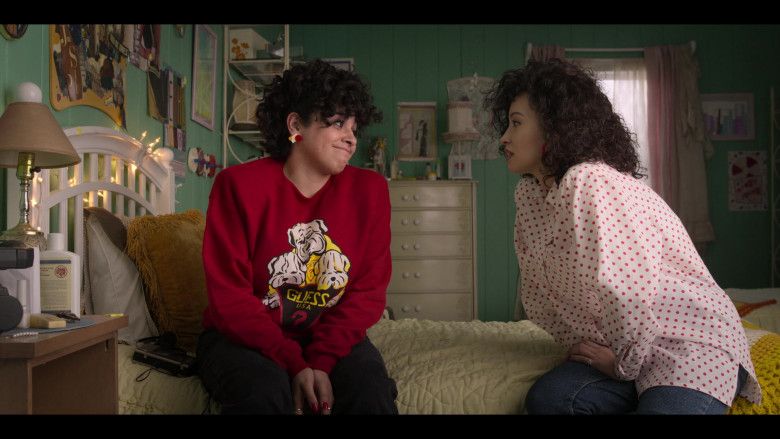 Guess Red Sweatshirt Outfit of Noemi Gonzalez as Suzette Quintanilla in Selena The Series S01E04 (4)