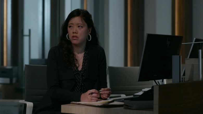 HP Computer Monitor Used by of Jen Huang as Susan in The Wilds S01E02 Day Two