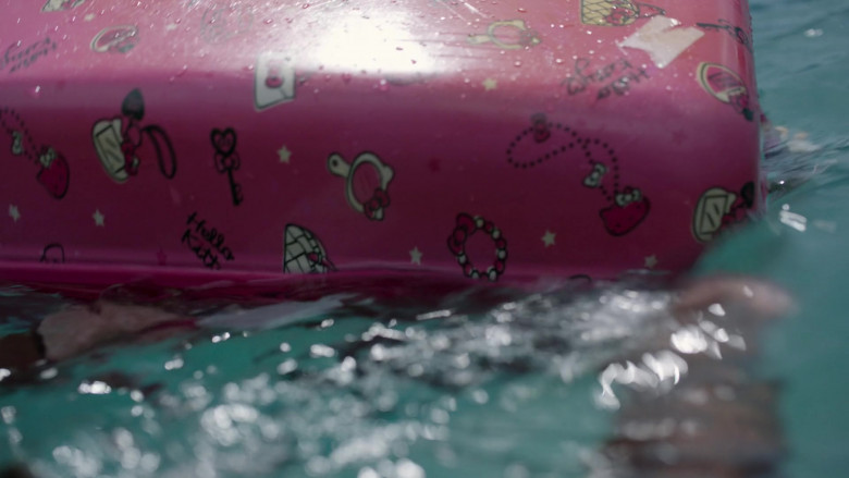 Hello Kitty Bag in The Wilds S01E01 Day One (2020)