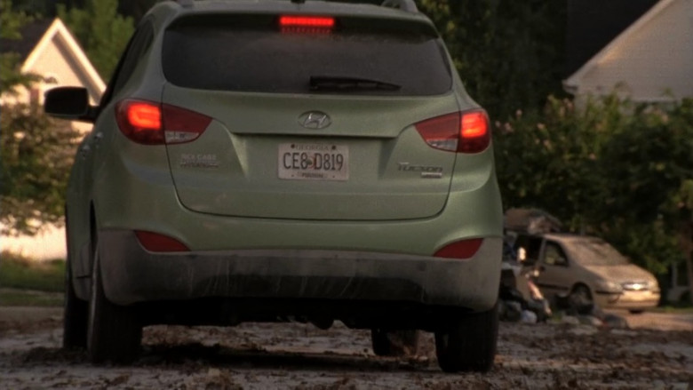 Hyundai Tucson Car in The Walking Dead S02E06 Secrets (2)