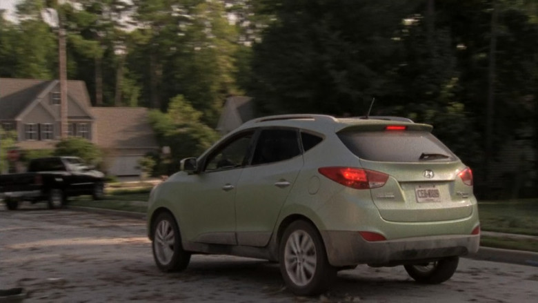 Hyundai Tucson Car in The Walking Dead S02E06 Secrets (3)