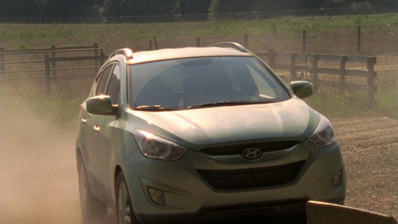 Hyundai Tucson Car in The Walking Dead S02E06 Secrets (4)