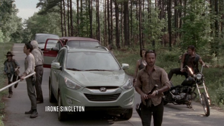 Hyundai Tucson Car in The Walking Dead S03E01 Seed (2)