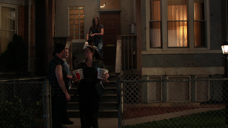 KFC Fast Food Buckets Held by Emmy Rossum as Fiona Gallagher in Shameless S11E01 (1)