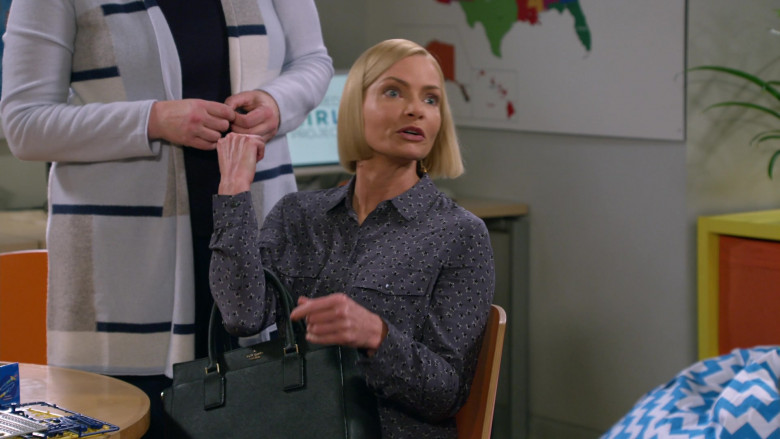Kate Spade Bag of Jaime Pressly as Jill Kendall in Mom S08E05 (3)