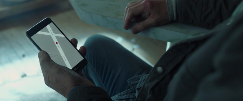 LG Smartphone of Liam Neeson as Tom Carter in Honest Thief (2020)