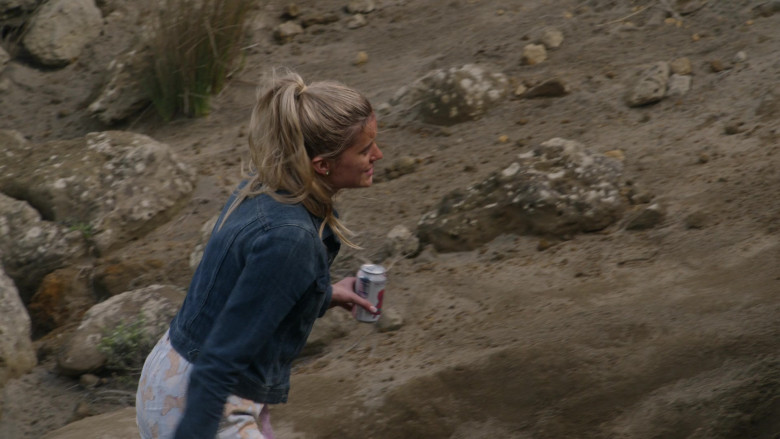 LaCroix Sparkling Water Enjoyed by Mia Healey as Shelby Goodkind in The Wilds S01E02 Day Two (3)