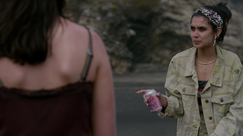 LaCroix Sparkling Water Enjoyed by Sophia Taylor Ali as Fatin Jadmani in The Wilds S01E04 Day Six (2)