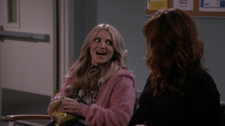 Lay's Chips Enjoyed by Annaleigh Ashford as Gina in B Positive S01E04 Joint Pain (2020)