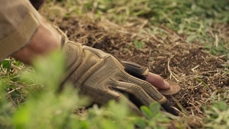 Mechanix M-Pact Gloves Worn by Tom Welling as Vincent Corbo in Professionals S01E07 (2)