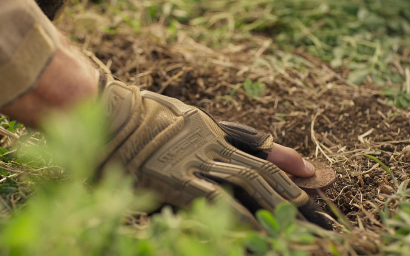 Mechanix M-Pact Gloves Worn by Tom Welling as Vincent Corbo in Professionals S01E07 (2)