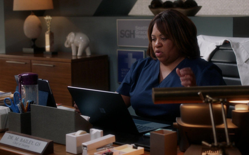 Microsoft Surface Laptop of Chandra Wilson as Dr. Miranda Bailey in Grey's Anatomy S17E05
