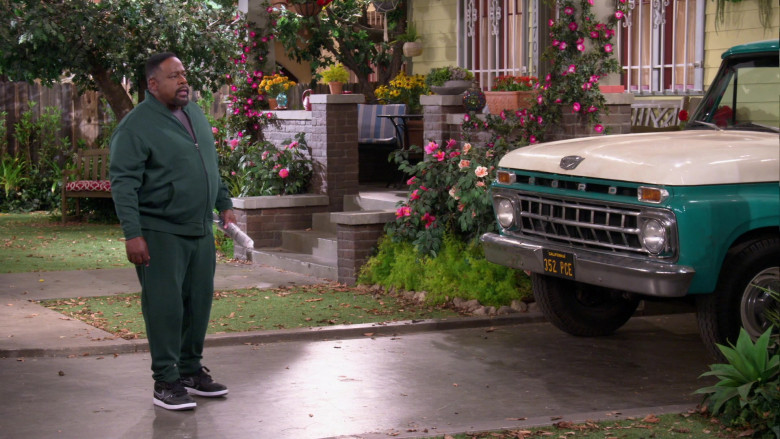 Nike Dunk Low Sneakers of Cedric the Entertainer as Calvin in The Neighborhood S03E04