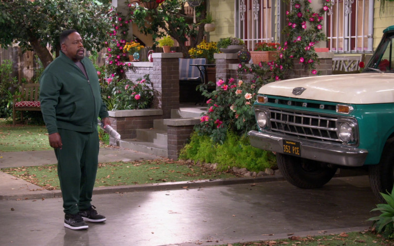 Nike Dunk Low Sneakers of Cedric the Entertainer as Calvin in The Neighborhood S03E04