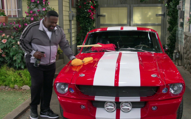Nike Men's Sneakers Worn by Cedric the Entertainer as Calvin in The Neighborhood S03E05 Welcome to the Road Trip (1)