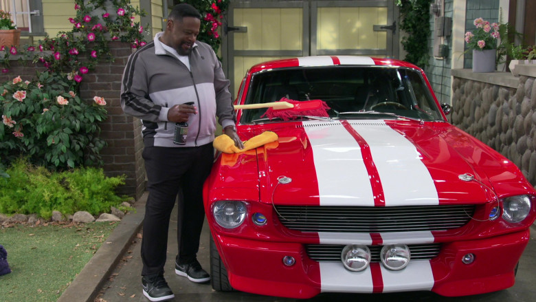 Nike Men's Sneakers Worn by Cedric the Entertainer as Calvin in The Neighborhood S03E05 Welcome to the Road Trip (2)