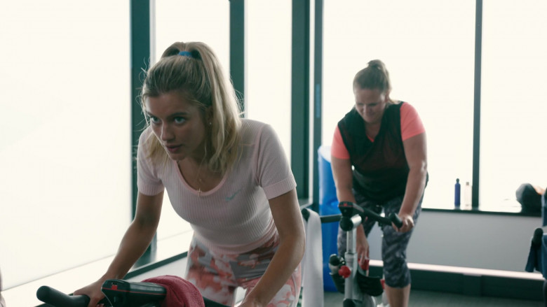 Nike Pink Top of Mia Healey as Shelby Goodkind in The Wilds S01E08 (2)