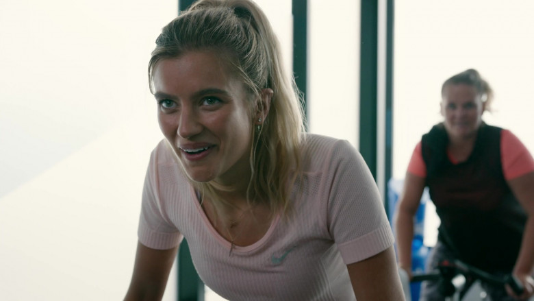 Nike Pink Top of Mia Healey as Shelby Goodkind in The Wilds S01E08 (3)