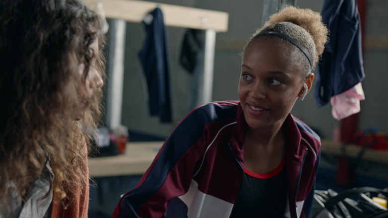 Nike Skinny Headband of Reign Edwards as Rachel Reid in The Wilds S01E02 (2)